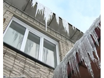 В Барнауле выбрали наиболее эффективный метод борьбы с сосульками на крышах