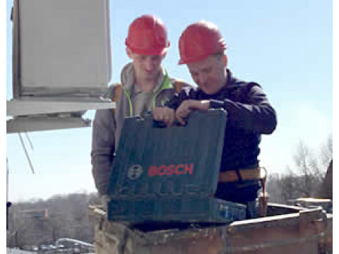 Монтаж внешнего блока с автовышки