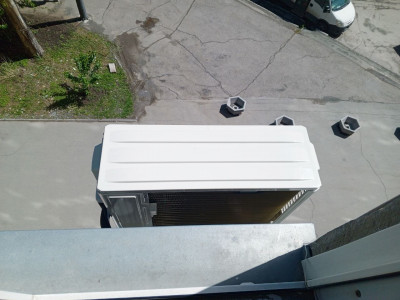 Установка кондиционера в квартире у Дмитрия: Сплит-система Energolux чёрного цвета