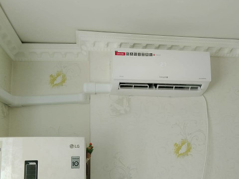 Монтаж инверторного кондиционера Energolux Davos 09 в гостиной 20 м² — кейс клиента Олега