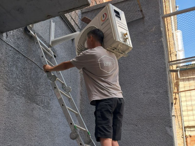 Установка кондиционера BREEON Prisma в кофейне "Вова Варит" в Новосибирске — идеальный микроклимат для вашего бизнеса