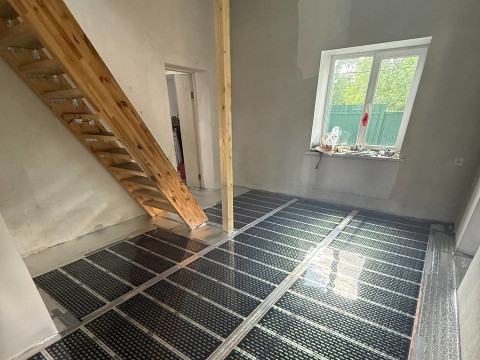 Монтаж тёплых полов в загородных домах: примеры установки в пос. Новокаменка Новосибирской области