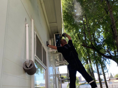 Наши монтажники установили виброопоры для наружных блоков сплит-систем — качественное обслуживание и монтаж