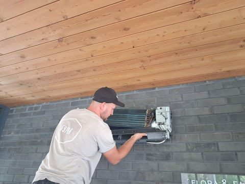 Сервисное обслуживание кондиционера в УК "Флора и Фауна" от компании БУРАН