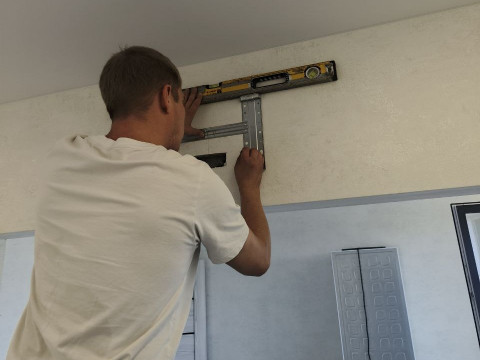 Наша бригада Александр и Артём выполнили довеску сплит-системы ROYAL Clima PANDORA RC-PDC35HN с дренажной помпой Slim Line в г. Обь