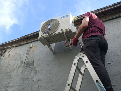 Установка холодильной сплит-системы Belluna S226 W с зимним комплектом в цветочном магазине г. Кемерово