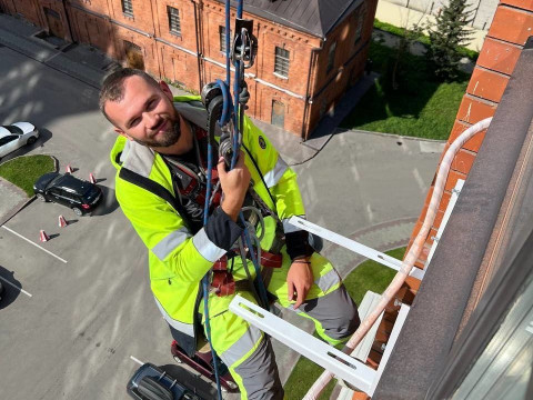 Установка сплит-системы QuattroClima Monsone DC Inverter в Барнауле с привлечением альпиниста