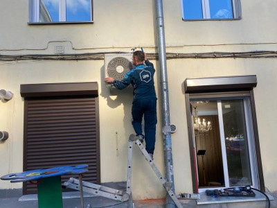 Монтаж кондиционеров в офисе ООО «КАДИ» в Новосибирске: Работа нашей бригады