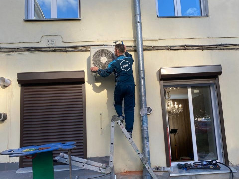 Монтаж кондиционеров в офисе ООО «КАДИ» в Новосибирске: Работа нашей бригады