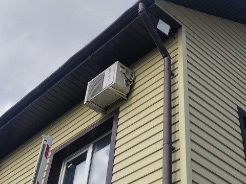 Наша бригада монтажников Максим и Артём выполнили перенос сплит-системы Energolux Basel SAS09B4 для ТД «Евробетон»