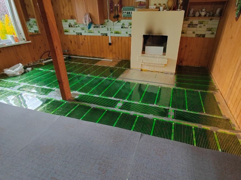 Монтаж плёночного тёплого пола Russian Heat Green в дачном доме Виктора в селе Дзержинское