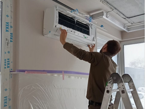 Завершение монтажа мульти-сплит системы Haier и трёх бризеров Тион Light в Новосибирске — проект для Леонида от бригады Виталия и Максима