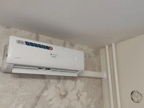 Установка второго кондиционера Loriot NEON Invertor для Марии из Томска — работа бригады двух Евгениев от компании «Буран»