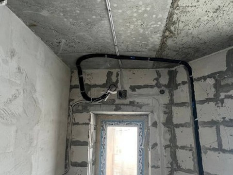 Закладка трассы под сплит-систему в Барнауле на этапе ремонта — объект на улице Папанинцев, 143